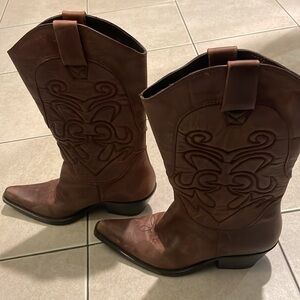Penny loves Kenny cowboy boots. Signs of wear. Good condition